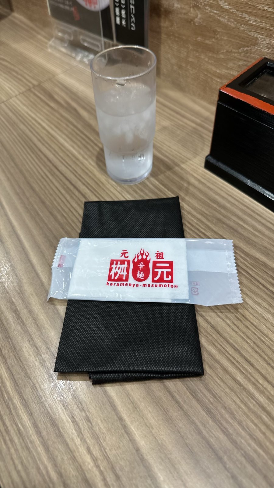 辛麺屋桝元のカウンター席のおしぼりとお水
